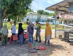 Babinsa Setia Bakti Jalin Komunikasi dengan Pedagang Ikan, Tingkatkan Akses Kebutuhan Warga Lhok Geulumpang