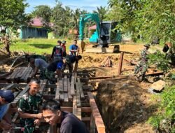 Pemasangan Gelagar Jembatan Suka Rahmat: TNI dan Warga Bersatu Padu
