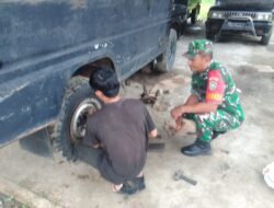 Babinsa Panga Bantu Warga Tingkatkan Keamanan Kendaraan, Antisipasi Cuaca Tak Menentu