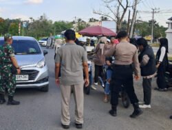 Koramil dan Polres HSS Bagi-Bagi Bendera Merah Putih untuk Semarakkan HUT RI ke-80