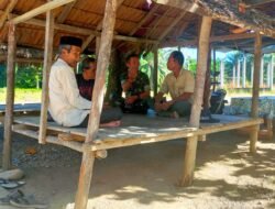 ‎Babinsa Koramil 0105-10/Woyla Barat Aktif Menyapa Warga di Pasi Mali‎