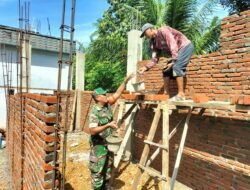 Babinsa Panga Tunjukkan Kemanunggalan TNI-Rakyat Melalui Karya Bakti Pembangunan Rumah