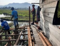Babinsa Jaya Turut Serta dalam Pembangunan Rumah Warga, Perkuat Kemanunggalan TNI-Rakyat