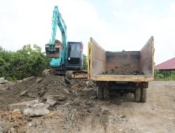 Distribusi Material Timbunan Pilihan: Tahap Kunci Pengerasan Jalan TMMD Suka Rahmat