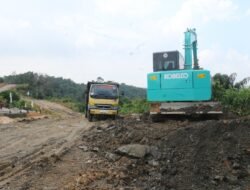 Truk Mengangkut Harapan: Material Timbunan untuk Jalan di Lokasi TMMD Ke-125 Kodim 0909/Kutai Timur