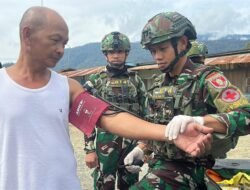 Satgas Yonif 614/RJP Berikan Pelayanan Kesehatan Gratis kepada Masyarakat Papua