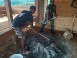 Babinsa Posramil Darul Hikmah Kodim 0114/Aceh Jaya Turun Tangan Bantu Warga Bangun Rumah Kebun