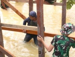 Kodim 0909/Kutai Timur Bangun Jembatan Ulin di TMMD Ke-125