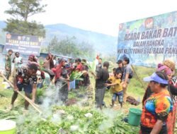 Satgas Yonif 614/RJP Gelar Syukuran Bakar Batu Bersama Masyarakat Papua