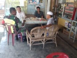 Babinsa Koramil 01/Sungaimas Laksanakan Komsos untuk Meningkatkan Kebersamaan dengan Warga