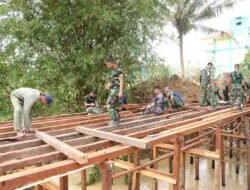 Satgas TMMD 125 Kodim 0909/Kutai Timur dan Warga Suka Rahmat Bersinergi Bangun Jembatan Ulin
