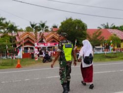 Babinsa Setia Bakti Tingkatkan Keselamatan Siswa SDN 3 Setia Bakti Melalui Pengamanan Lalu Lintas