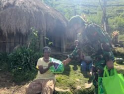 Satgas Yonif 614/RJP Bagikan Pakaian kepada Masyarakat di Kampung Balingga