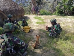 Prajurit Pos Tima Satgas Yonif 614/RJP Laksanakan Binter dengan Memberikan Bantuan Sembako