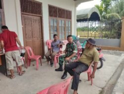 Babinsa Koramil 09/Samatiga Jalin Silaturahmi Lewat Komsos Bersama Keuchik Desa Leukeun