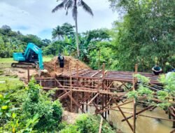 Excavator Pacu Pembangunan Jembatan TMMD di Kutai Timur