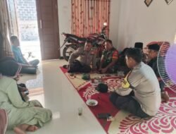 Sinergitas Babinsa dan Bhabinkamtibmas Jaga Ketertiban Desa Keude Panga Melalui Komsos dengan Aparatur Desa