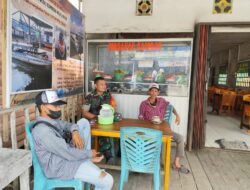 Melalui Komsos, Babinsa Koramil 15/Teluk Batang Ingatkan Warga Jaga Keamanan dan Ketertiban Lingkungan di Desa