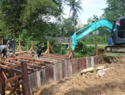 Progres Jembatan TMMD di Suka Rahmat Capai Tahap Pemasangan Pagar