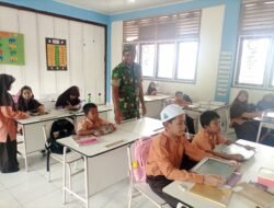 Babinsa Koramil 01/Jaya Pantau Distribusi Makanan Bergizi untuk Siswa SDN 14 Jaya