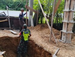 Babinsa Setia Bakti Gotong Royong Bantu Warga Bangun Rumah Idaman