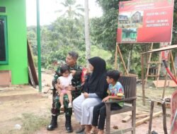 Senyum Keluarga Rahman Mengembang Saat Dansatgas TMMD Tinjau Rumah Baru