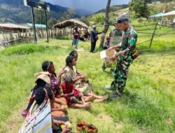Satgas Yonif 614/RJP Berbagi Nasi Bungkus kepada Masyarakat di Kampung Balingga