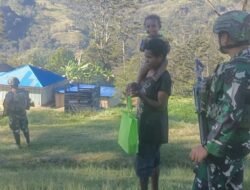Satgas Yonif 614/RJP Berbagi Sembako kepada Masyarakat di Desa Tima