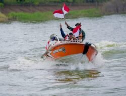 Meriahkan HUT RI Ke-80, TNI Kibarkan Bendera di Atas Bendungan Logung