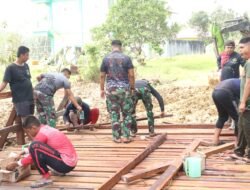 Semangat Gotong Royong, Jembatan Kayu Ulin Hampir Berdiri Kokoh di Suka Rahmat