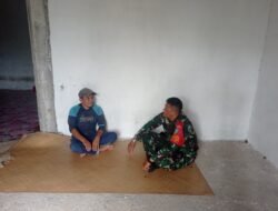 Babinsa Koramil 02/Woyla, Komsos dengan Warga dan Pantau Wilayah Binaan Guna Menjaga Bangsit yang Ada