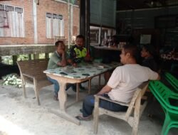 Mempererat Hubungan Silaturahmi Babinsa Koramil 01/Sungaimas Laksanakan Komsos Bersama Warga Binaan