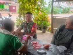 Melalui Komsos Babinsa Sungai Laur Sampaikan Pesan Jaga Ketertiban dan Kebersihan Lingkungan