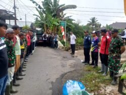 DESTANA: Danramil 1001-07/Amuntai Tengah dan Masyarakat Gotong Royong untuk Lingkungan yang Bersih dan Aman