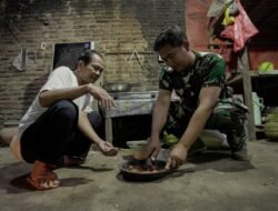 Dari Senjata ke Sendok, Tentara TMMD Kudus Bikin Warga Terharu di Dapur Desa