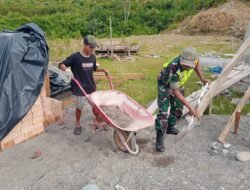 Babinsa Koramil 01/Sungaimas Gotong Royong Bantu Warga Bangun Rumah