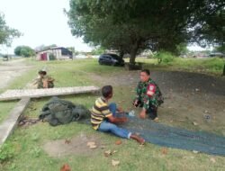 Babinsa Johan Pahlawan Melaksanakan Kegiatan Komsos Bersama Nelayan Yang Sedang Merajut Jaring Ikan