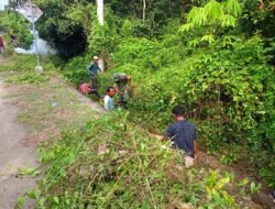Babinsa Koramil 01/Jaya Pimpin Gotong Royong Bersama Warga, Bersihkan Parit Desa Lam Asan
