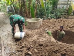 Babinsa Posramil 05/PC Kopka Edi Sutrisno, Terjun Langsung ke Lapangan Bantu Warga Bangun Fasilitas MCK