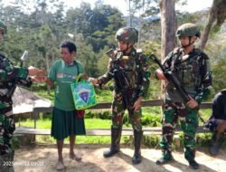 Satgas Yonif 614/RJP Peduli Warga Perbatasan: Anjangsana dan Bantuan Sembako di kampung Tima