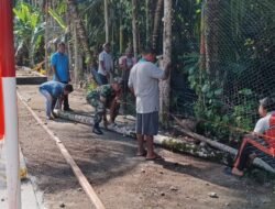 Masih dalam Suasana HUT ke-80 RI, Serda M. Sofyan Bergotong Royong Bersama Warga Gampong Cot Pasang Jaring Lapangan untuk Lomba Antar Dusun