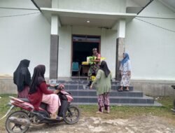 Anggota Posramil Darul Hikmah Distribusikan Beras Murah di Kantor Camat Desa Fajar