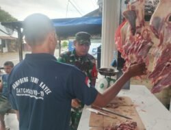 Babinsa Panga Lakukan Komsos, Pantau Harga Daging di Pasar Kuta Tuha