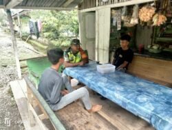 Babinsa Koramil 01/Sungaimas Jalin Kedekatan dengan Warga Lewat Komsos di Desa Geudong