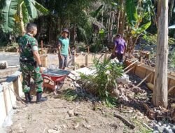 Babinsa Posramil 05/PC Koptu Azhari Terjun Langsung Ke Lapangan, Bantu Warga Bangun Pondasi Rumah di Wilayah