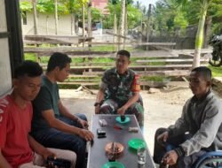 Babinsa Koramil 06/Teunom Jalin Komsos, Ajak Warga Desa Rambong Payong Tingkatkan Kamtibmas dan Silaturahmi