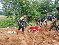 Wujud Kepedulian TNI: Babinsa Koramil 1003-06/Simpur Bergotong Royong Membangun Mushola