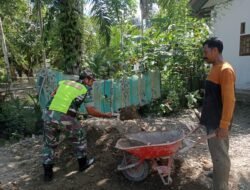 ‎Babinsa Koramil 0105-10/Woyla Barat Bantu Warga Timbun Pondasi Rumah di Desa Long Baro