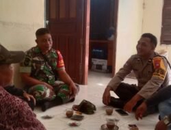 Babinsa Sungai Laur Bersama Bhabinkamtibmas Laksanakan Komsos di Desa Teluk Bayur