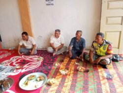 Babinsa Koramil 11/Woyla Timur Laksanakan Komsos di Desa Binaan, Pererat Hubungan dengan Warga